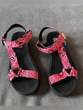Steve Madden Bandana Paisley Print Sandals Red 8